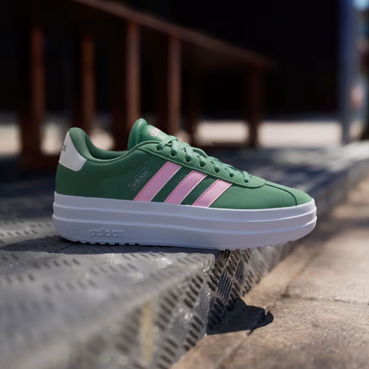 La nueva zapatilla retro VL Court Bold de color verde de Adidas