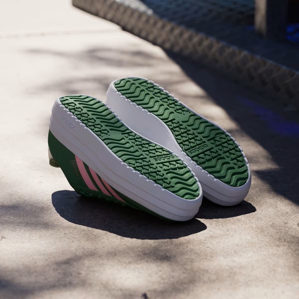 La nueva zapatilla retro VL Court Bold de color verde de Adidas