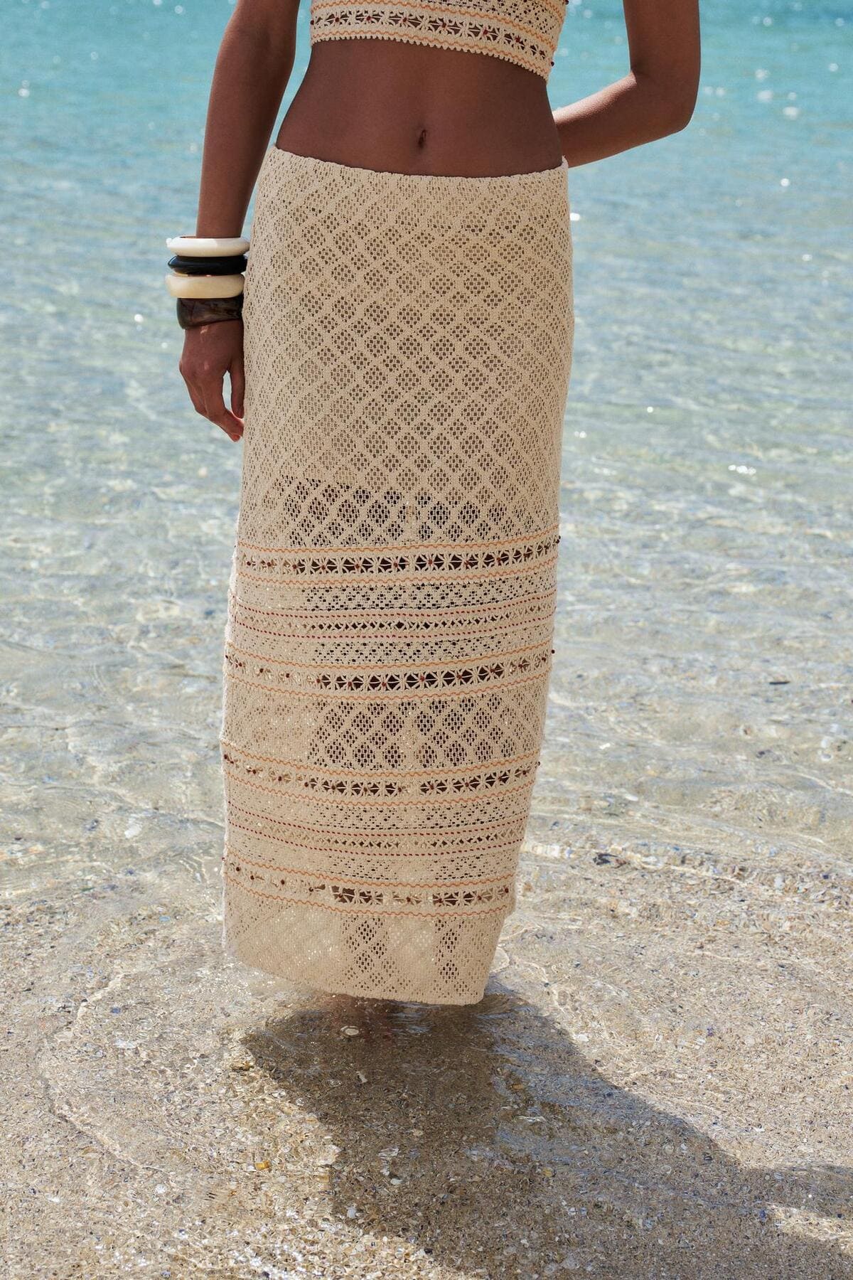 La falda midi de crochet con abalorios de Zara