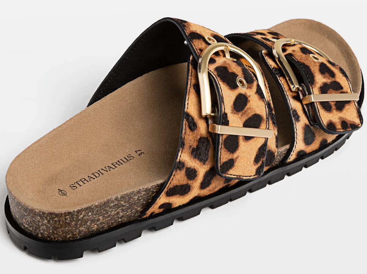 Las sandalias planas de piel de leopardo de Stradivarius