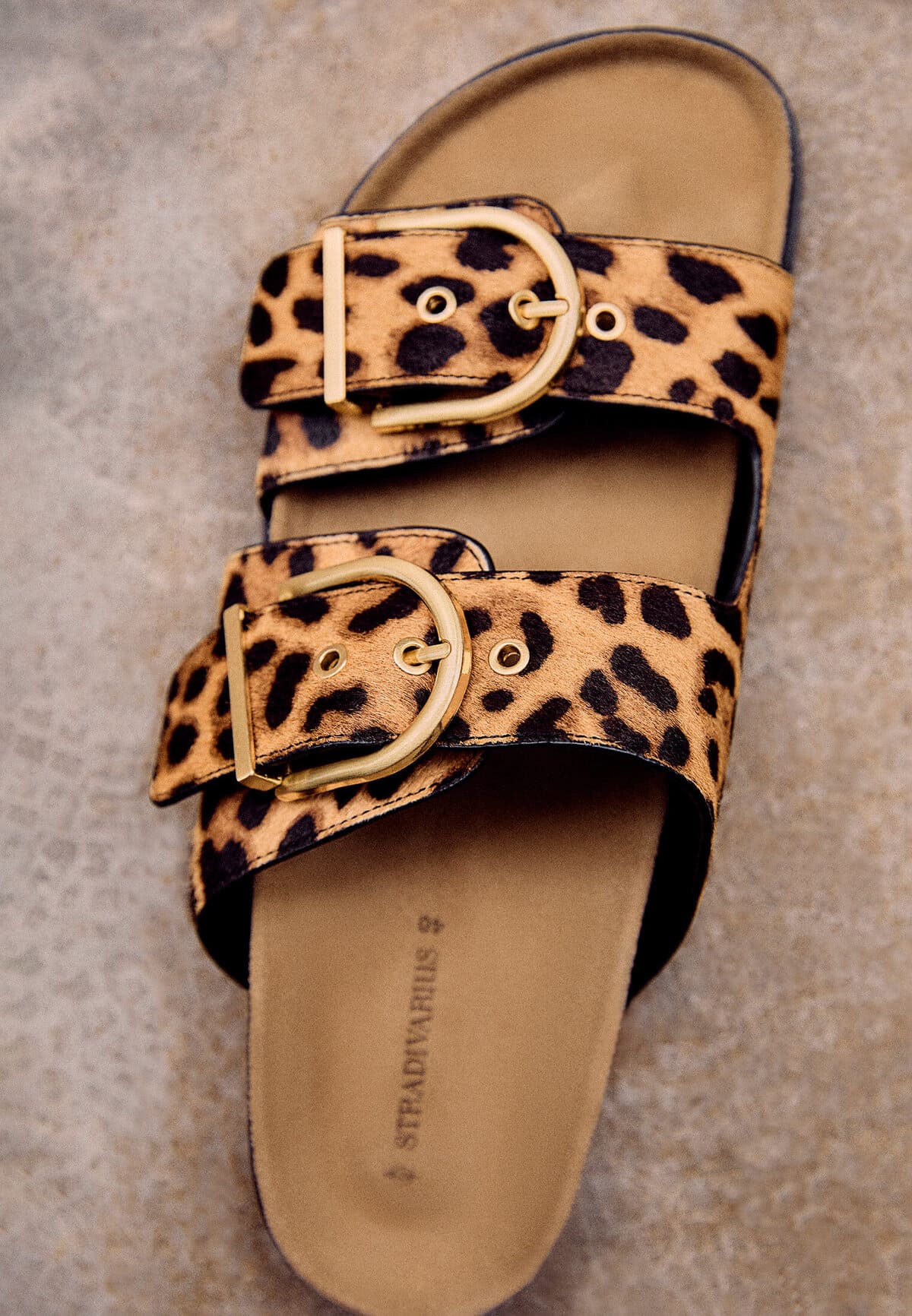 Las sandalias planas de piel de leopardo de Stradivarius