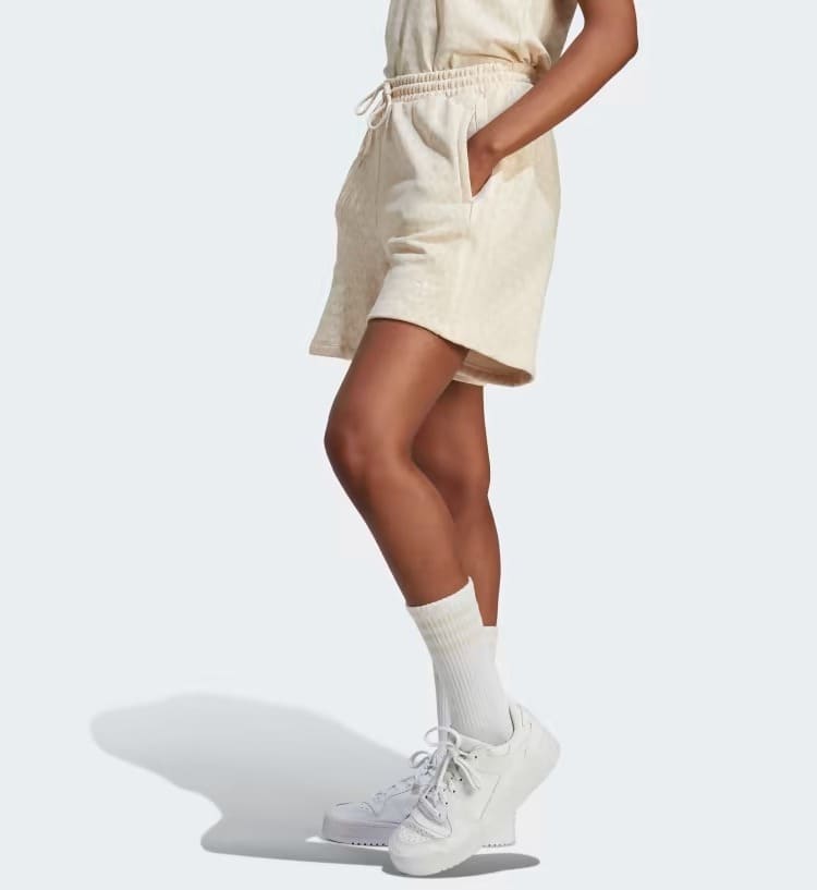 El pantalón corto Trefoil Monogram de color beige de Adidas