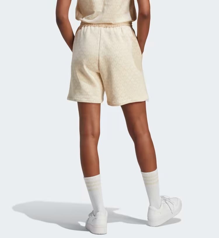 El pantalón corto Trefoil Monogram de color beige de Adidas