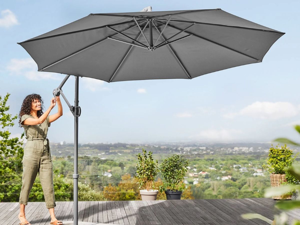 Sombrilla con soporte lateral y manivela de Lidl
