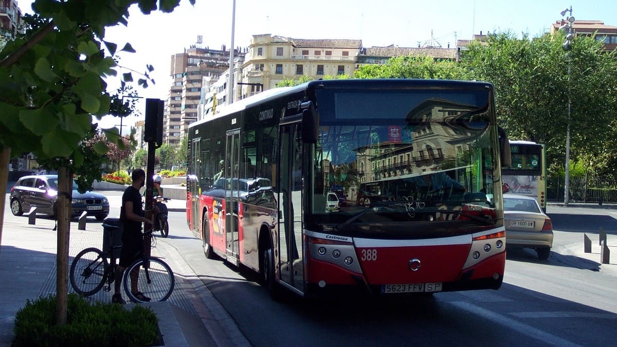 Un autobús urbano transita por Granada