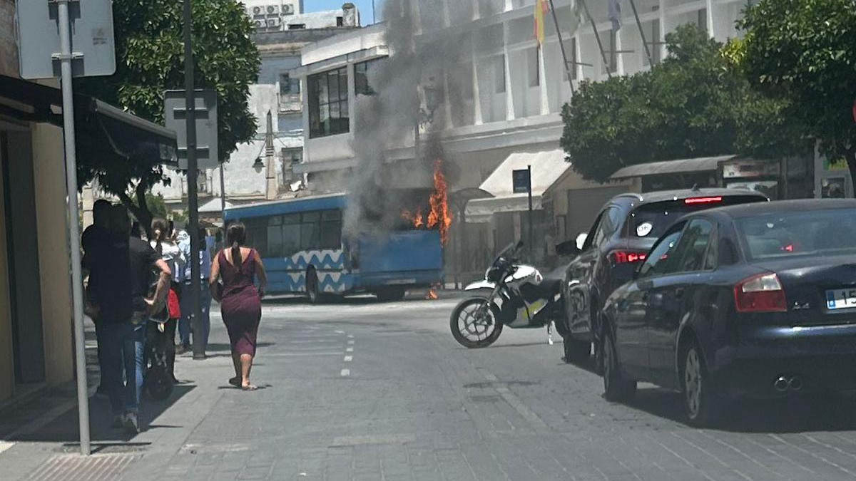 Un autobús urbano prende en llamas en la Plaza Esteve de Jerez