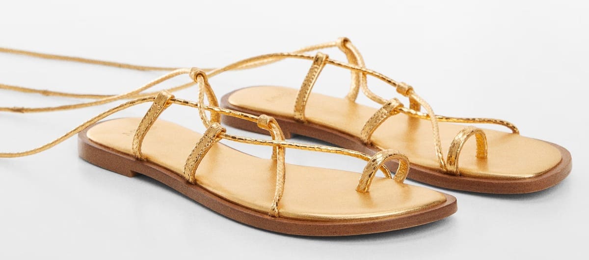 Las sandalias planas de piel con tiras de Mango