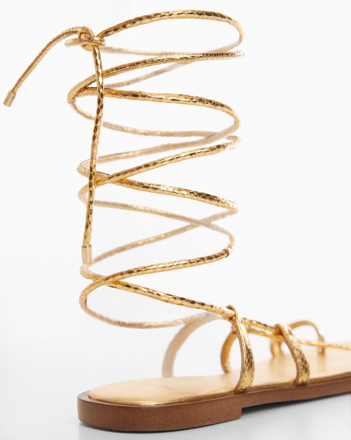 Las sandalias planas de piel con tiras de Mango