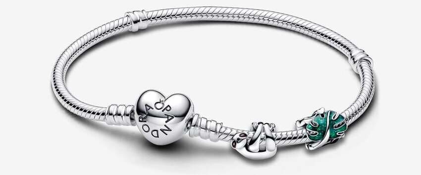 El nuevo conjunto de pulsera, charm de hoja verde y charm de perezoso de Pandora