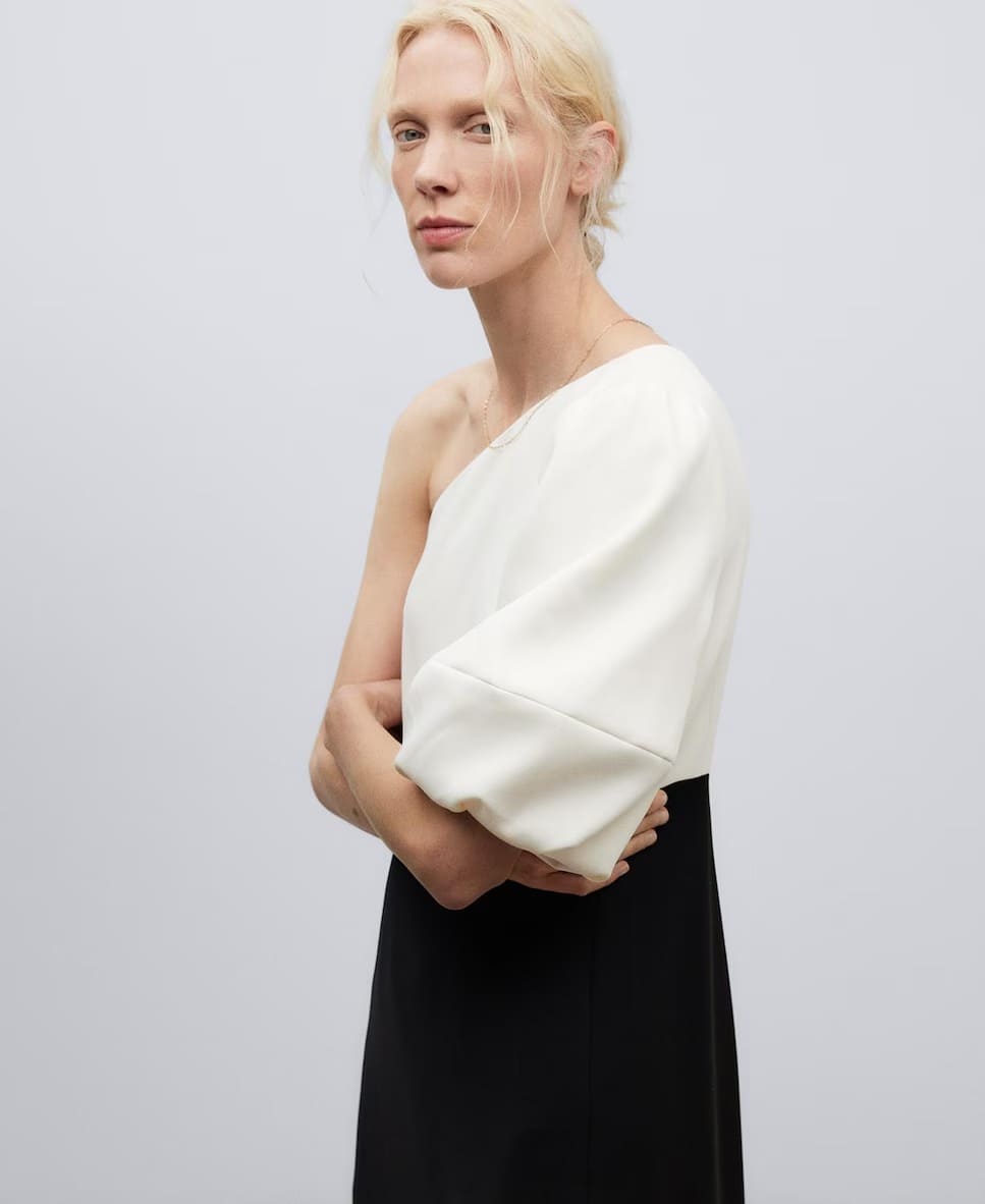 El vestido asimétrico bicolor en poliéster reciclado de Adolfo Domínguez en El Corte Inglés