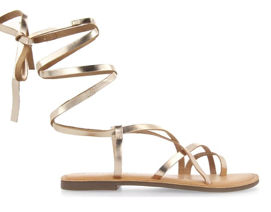 Sandalias planas de piel con tiras finas atadas al tobillo