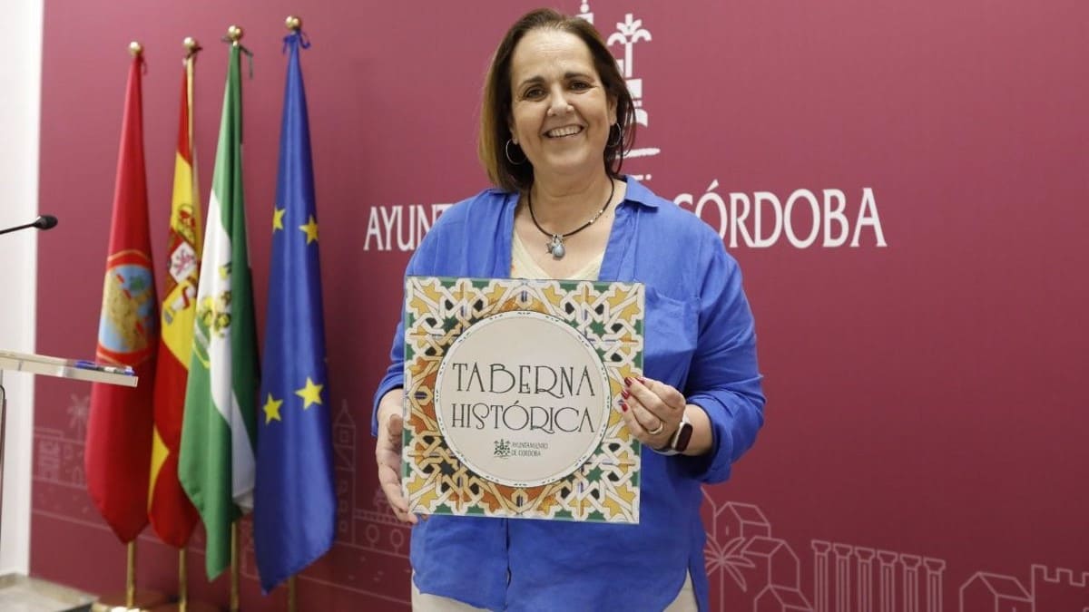 La teniente alcalde del Ayuntamiento de Córdoba, Blanca Torrent, posa con una distinción