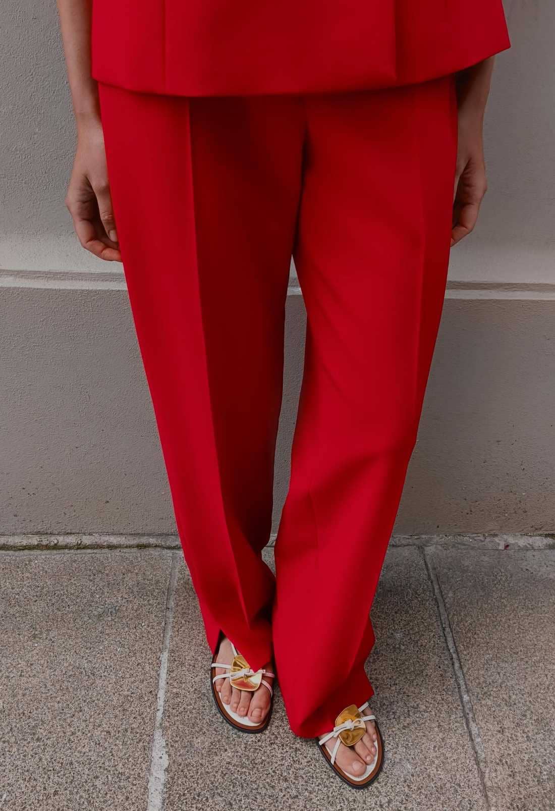 Pantalón recto bajo abertutas de Zara