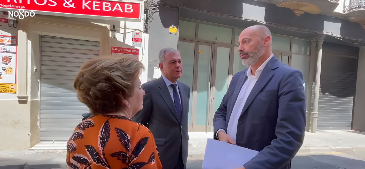 José Luis Sanz junto a Juan de la Rosa en la visita a la calle Murillo