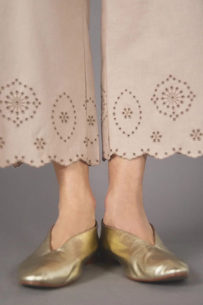 El pantalón bordado de color marfil de Cortefiel