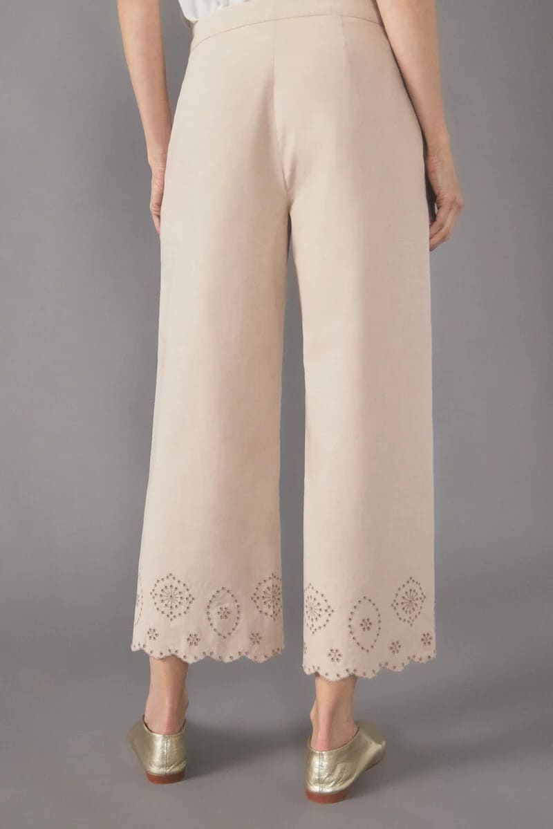 El pantalón bordado de color marfil de Cortefiel