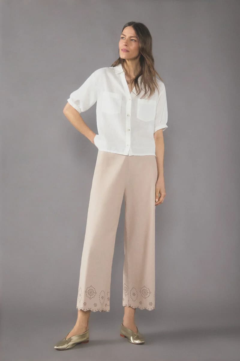 El pantalón bordado de color marfil de Cortefiel