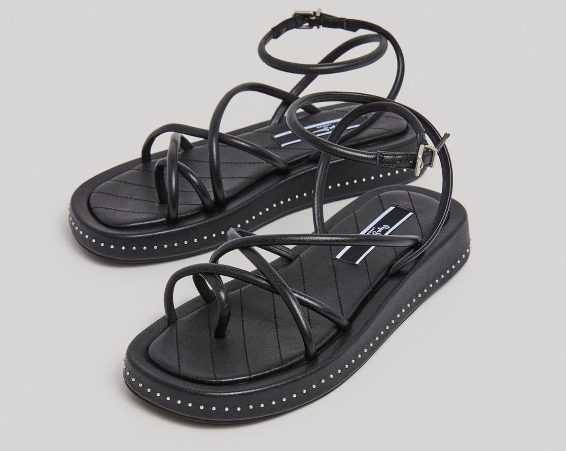 Las sandalias de cuña con efecto piel de color negro de Pepe Jeans