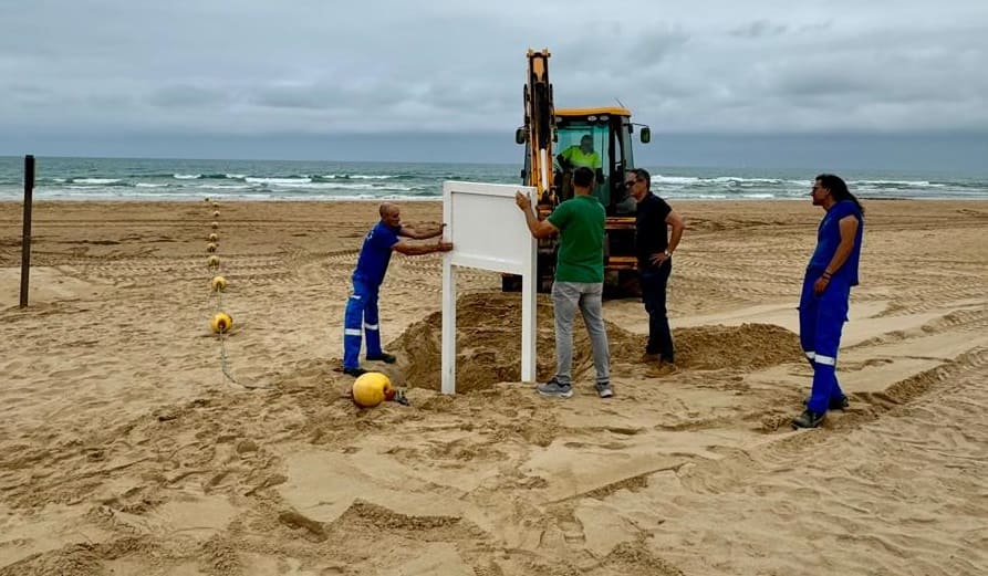 Instalación de la señalética de la playa canina