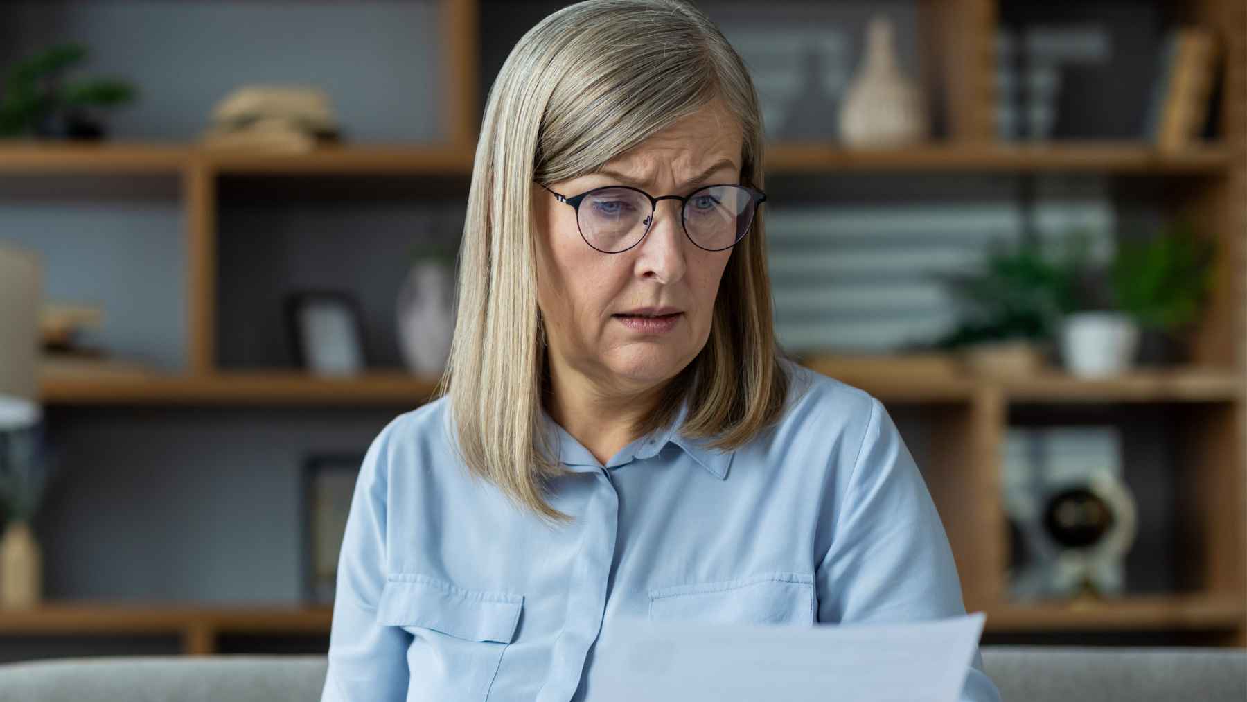 Una pensionista revisa el estado de su pensión de jubilación