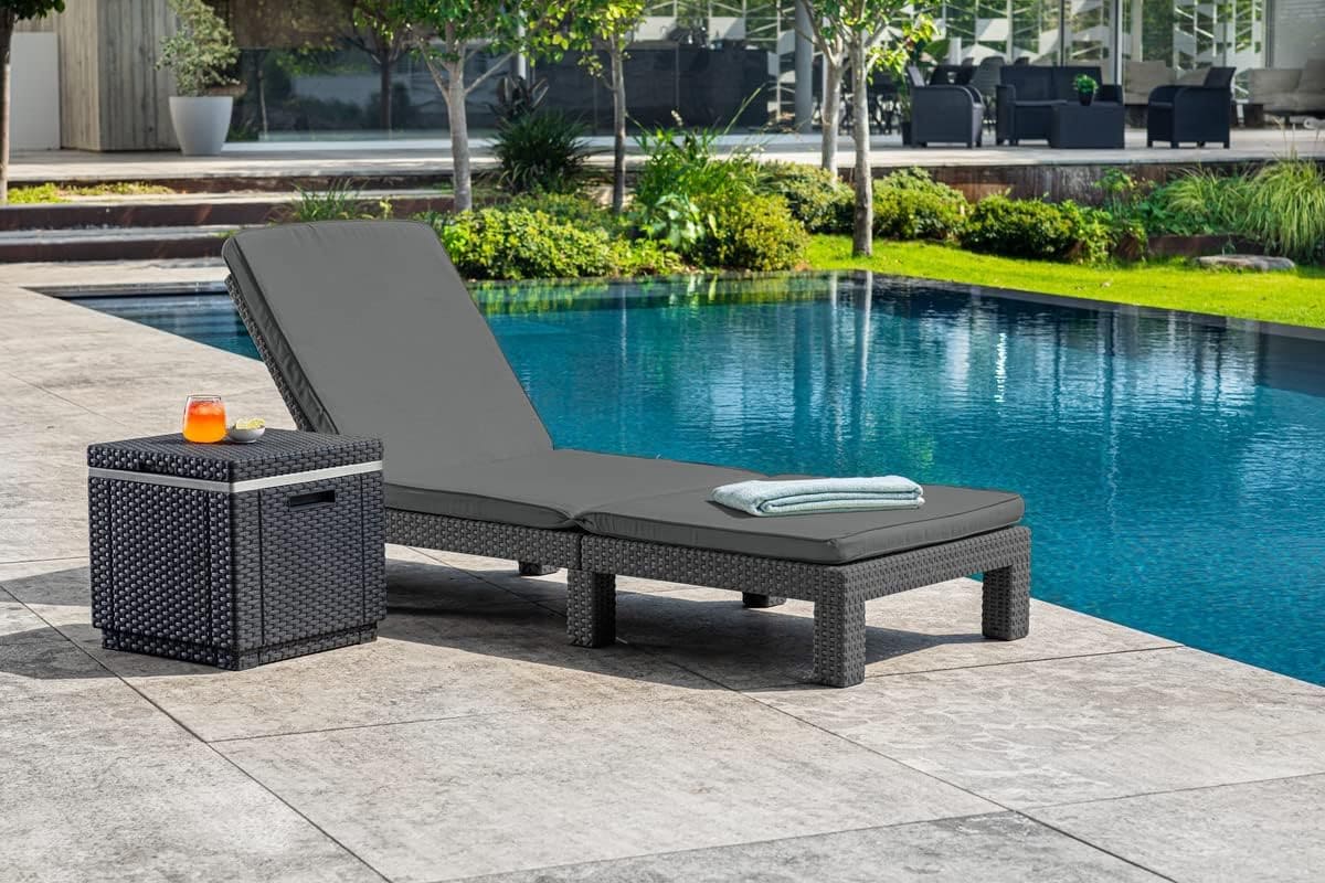 La mesa nevera para terraza o jardín con acabado ratán Keter Ice Cube en Amazon