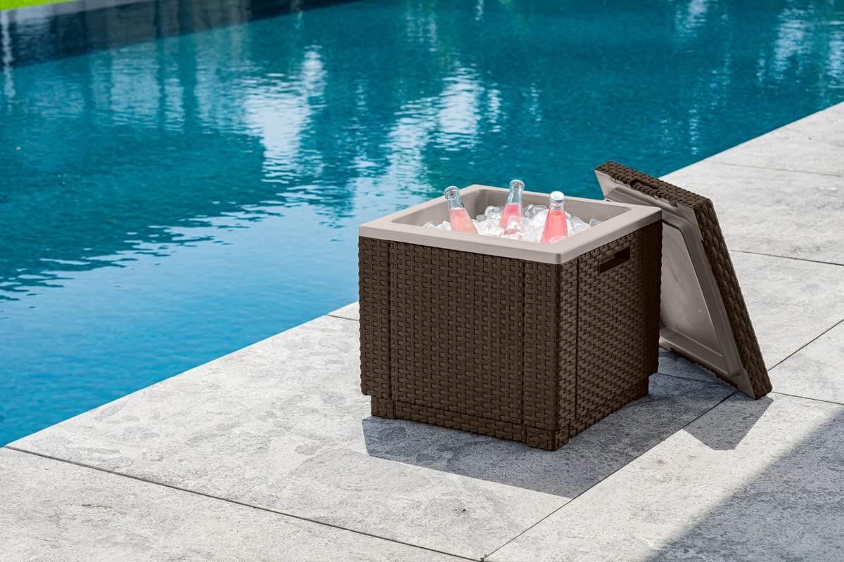 La mesa nevera para terraza o jardín con acabado ratán Keter Ice Cube en Amazon