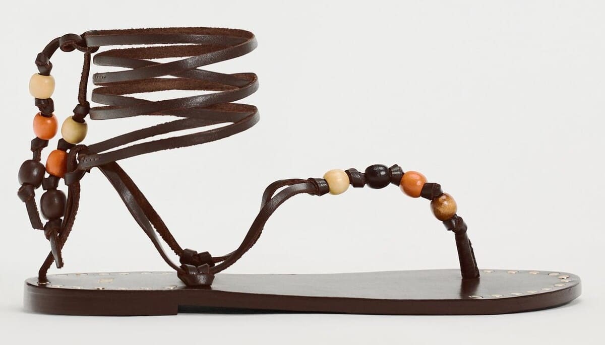 Sandalias de piel atadas con abalorios