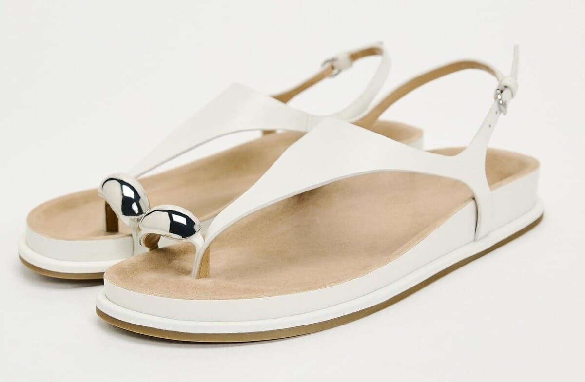 Sandalias de piel con adorno de metal