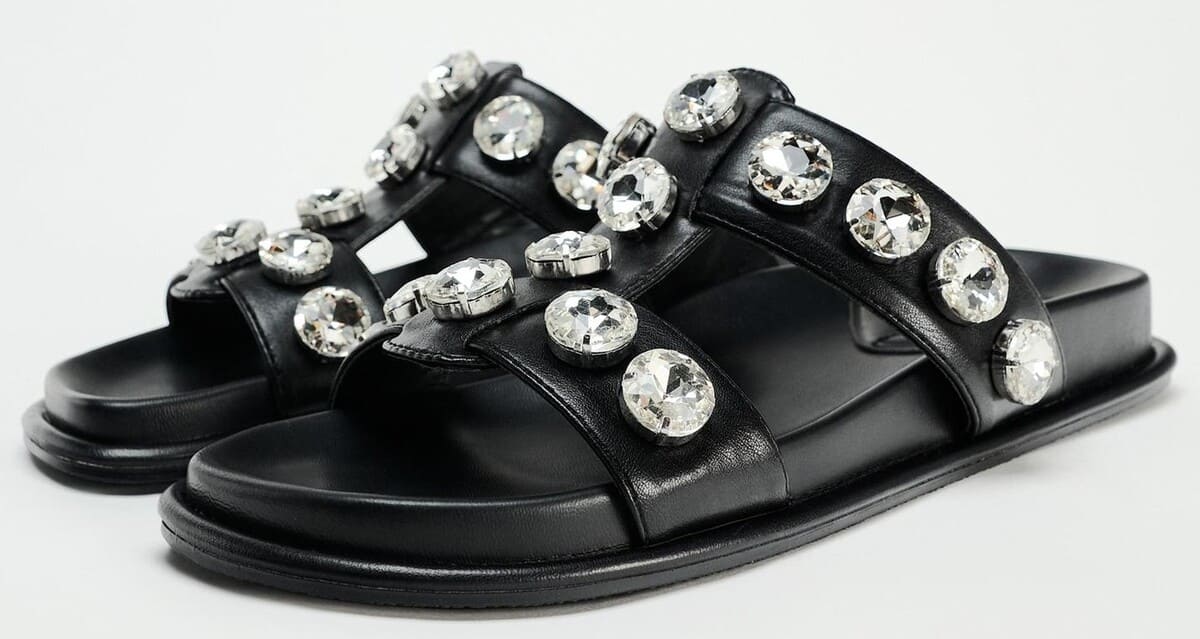 Sandalias planas con adornos brillantes