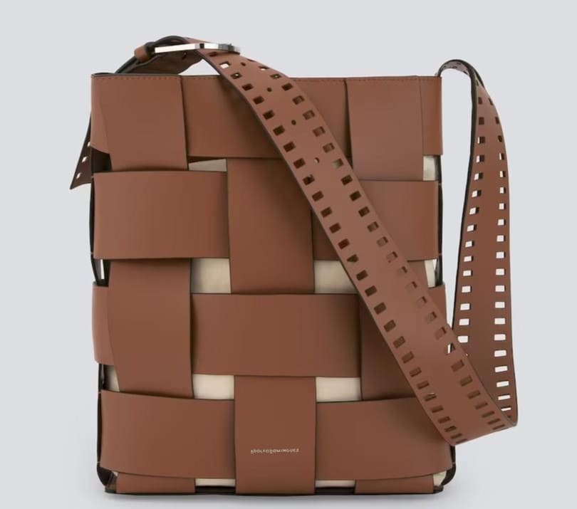 Bolso de hombro tipo hobo trenzado