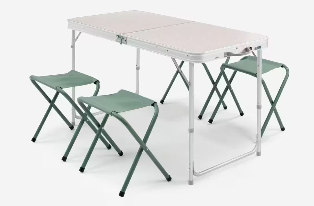 La mesa plegable con 4 taburetes de Quechua en Decathlon