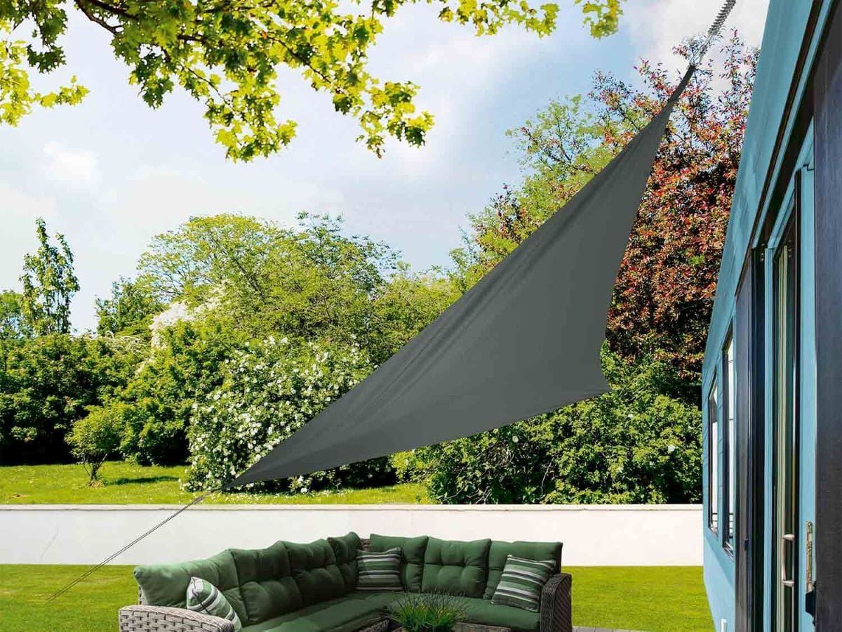 Toldo triangular de bordes reforzados