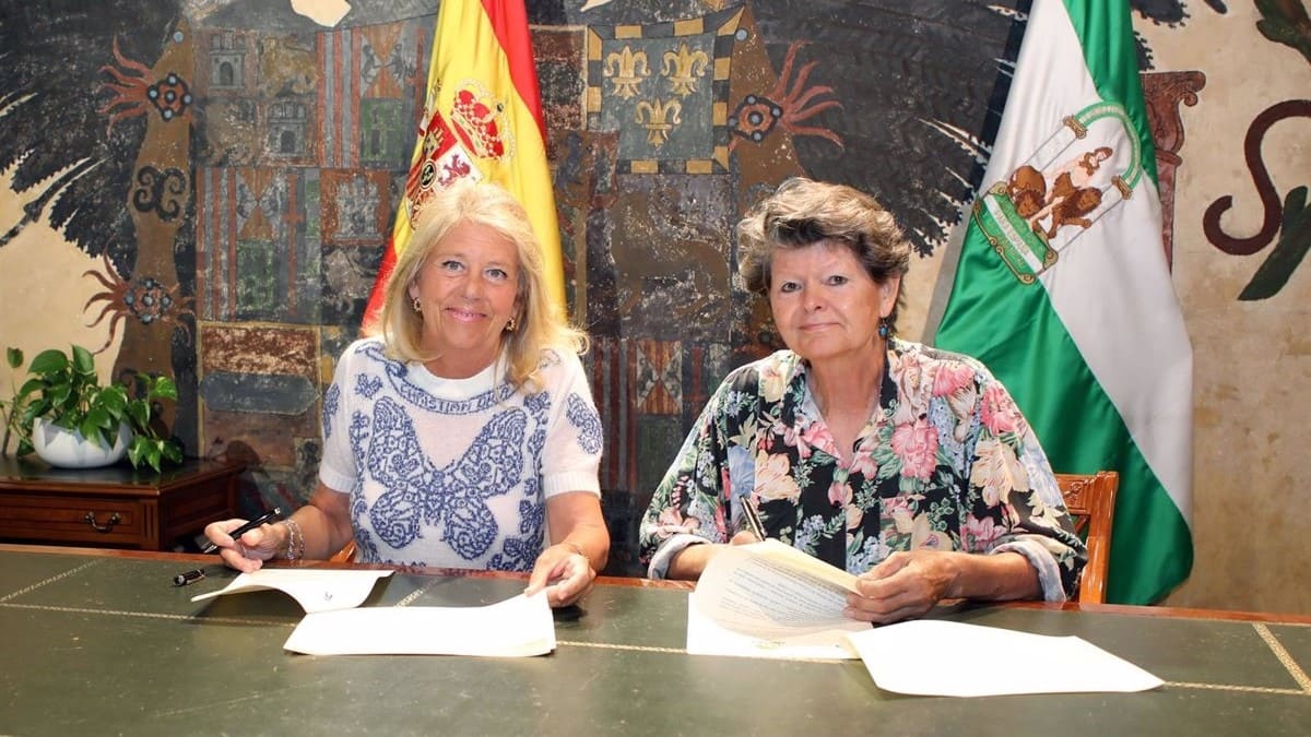 La alcaldesa de Marbella, Ángeles Muñoz, ha firmado el acuerdo (1)