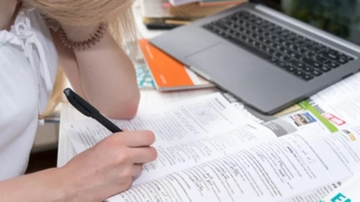 Una persona preparándose una oposición