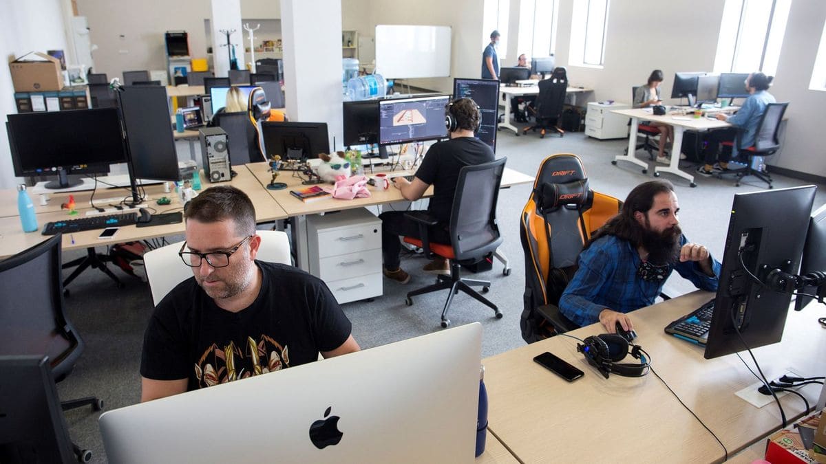 Personas trabajando en el interior de una oficina