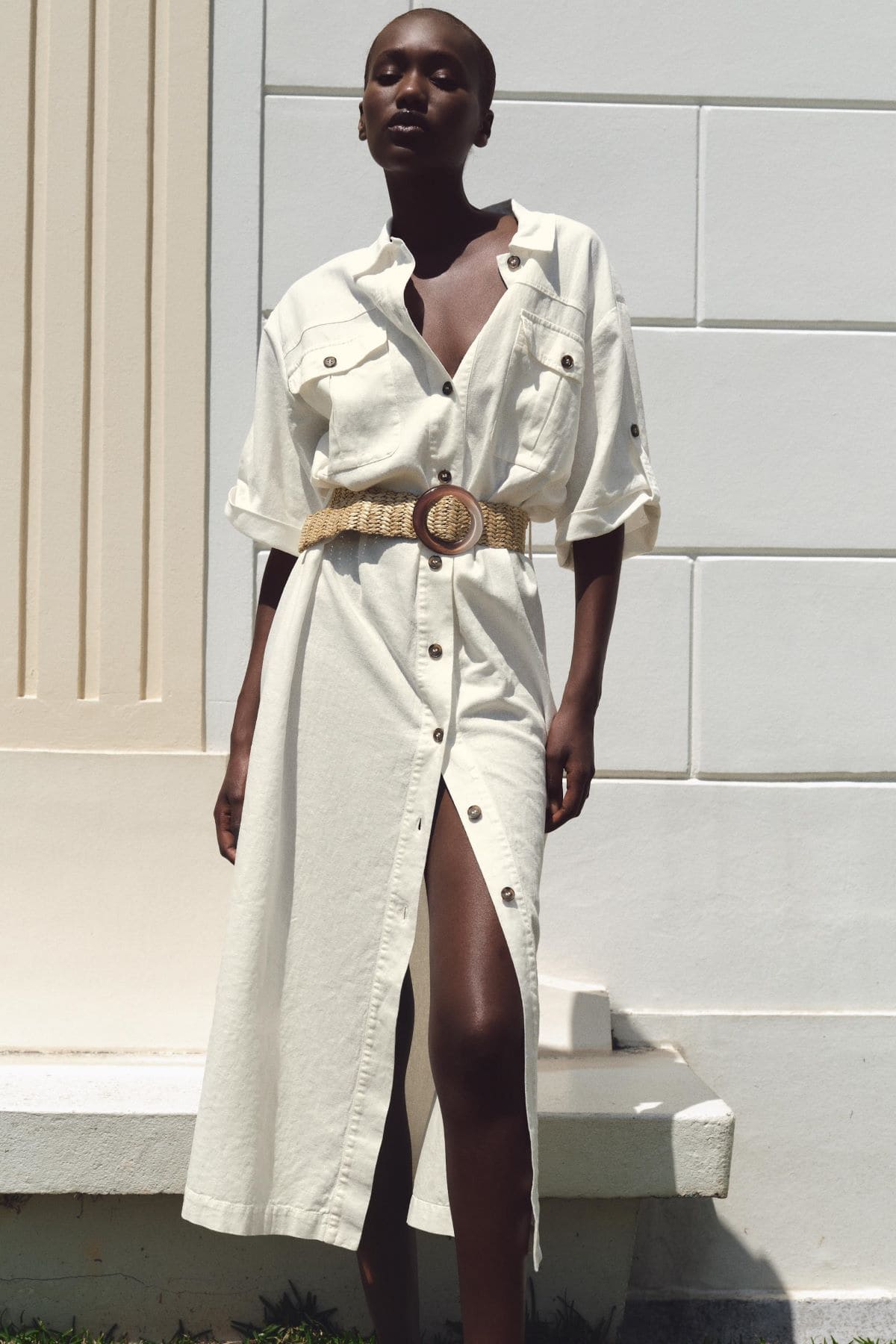 Vestido midi camisero con cinturón de Zara