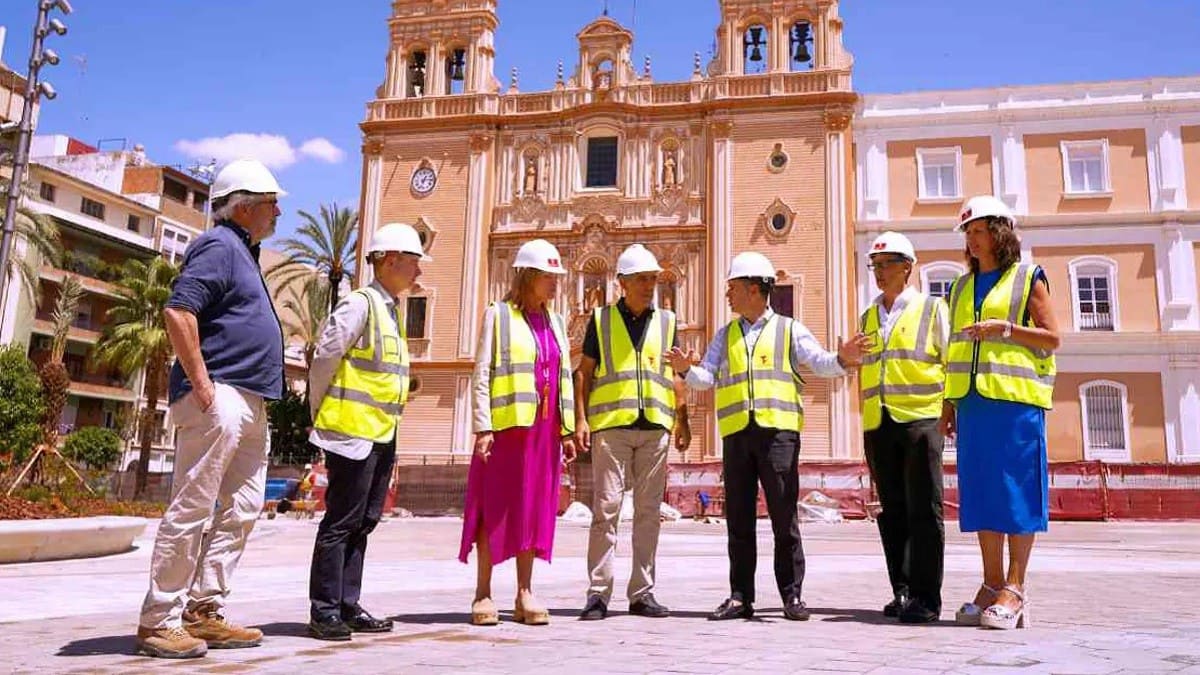 Pilar Miranda, durante su visita a las obras de la plaza de la Merced de Huelva