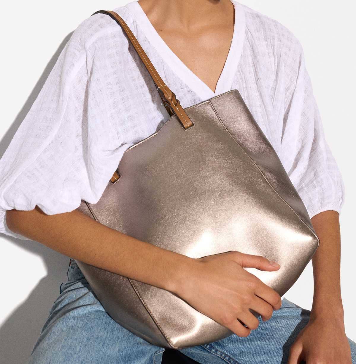 Bolso shopper metalizado de Parfois