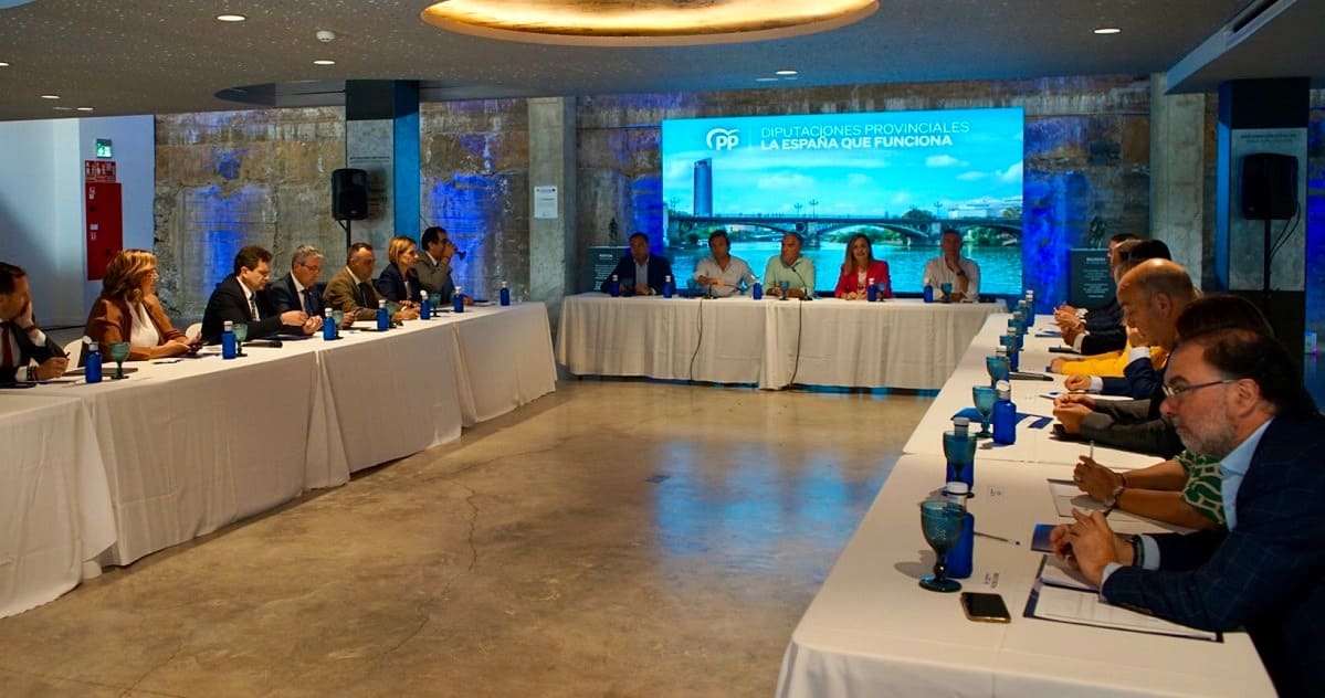 Reunión de Elías Bendodo con los presidentes de las diputaciones provinciales