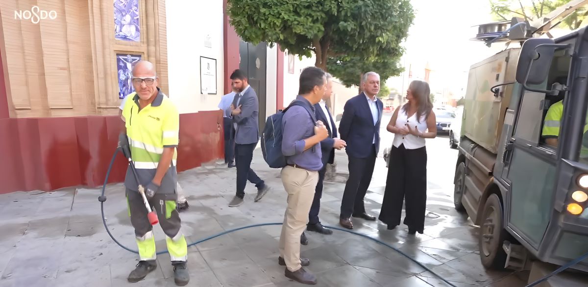 José Luis Sanz supervisa los trabajos de Lipasam