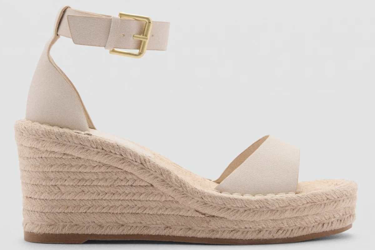 Sandalia cuña hebilla de Mango