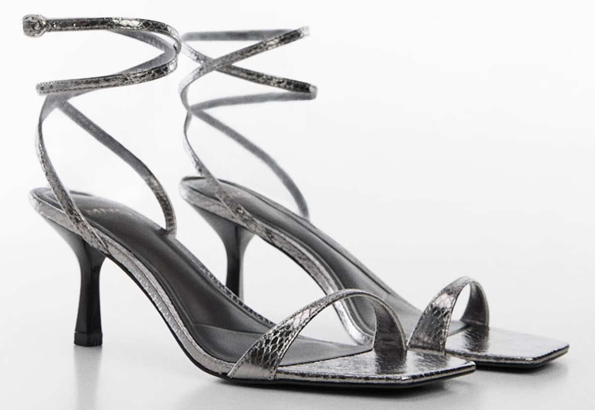 Sandalia tiras metalizada de Mango