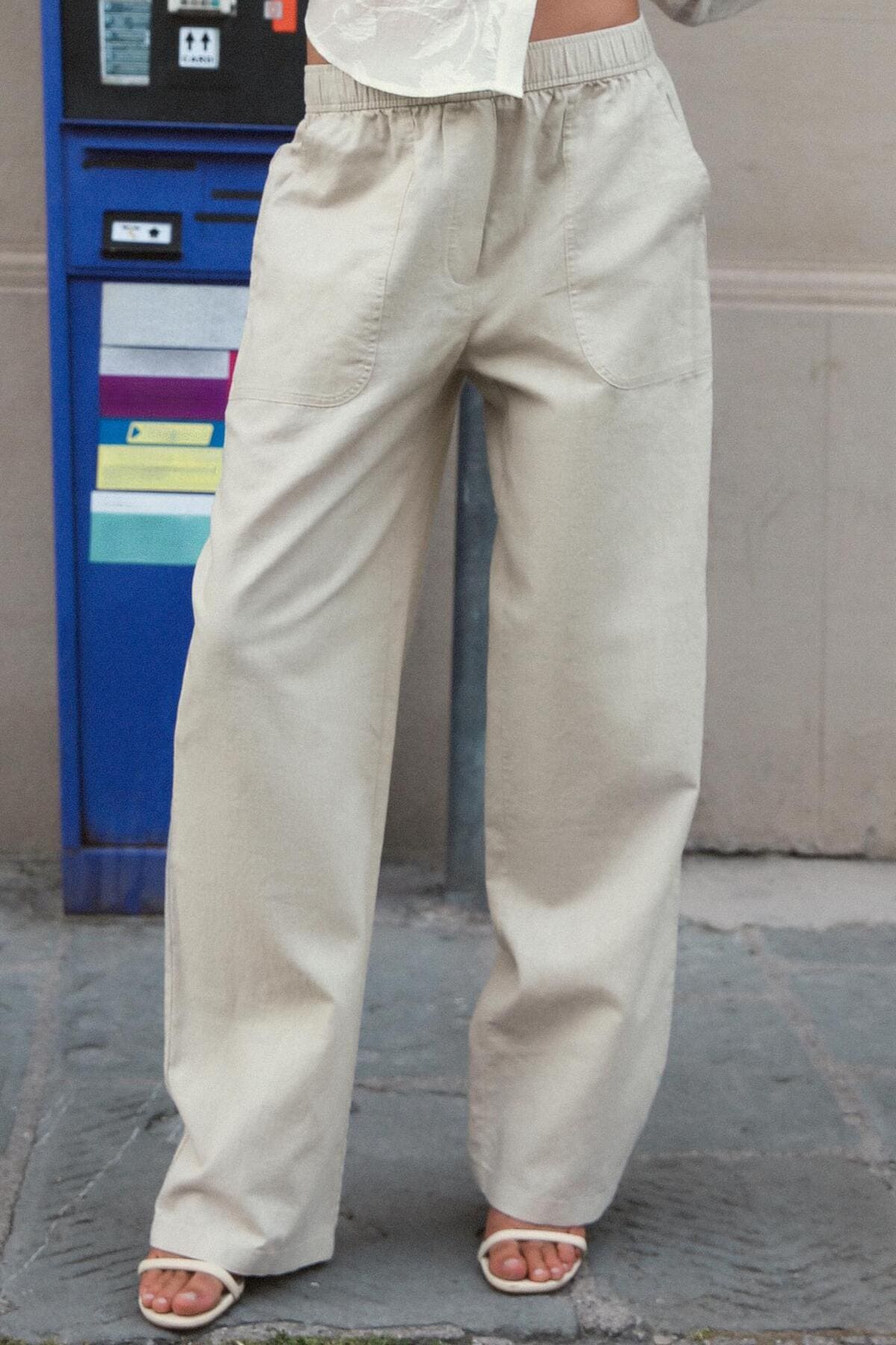 El pantalón ancho con lino de color arena de Zara