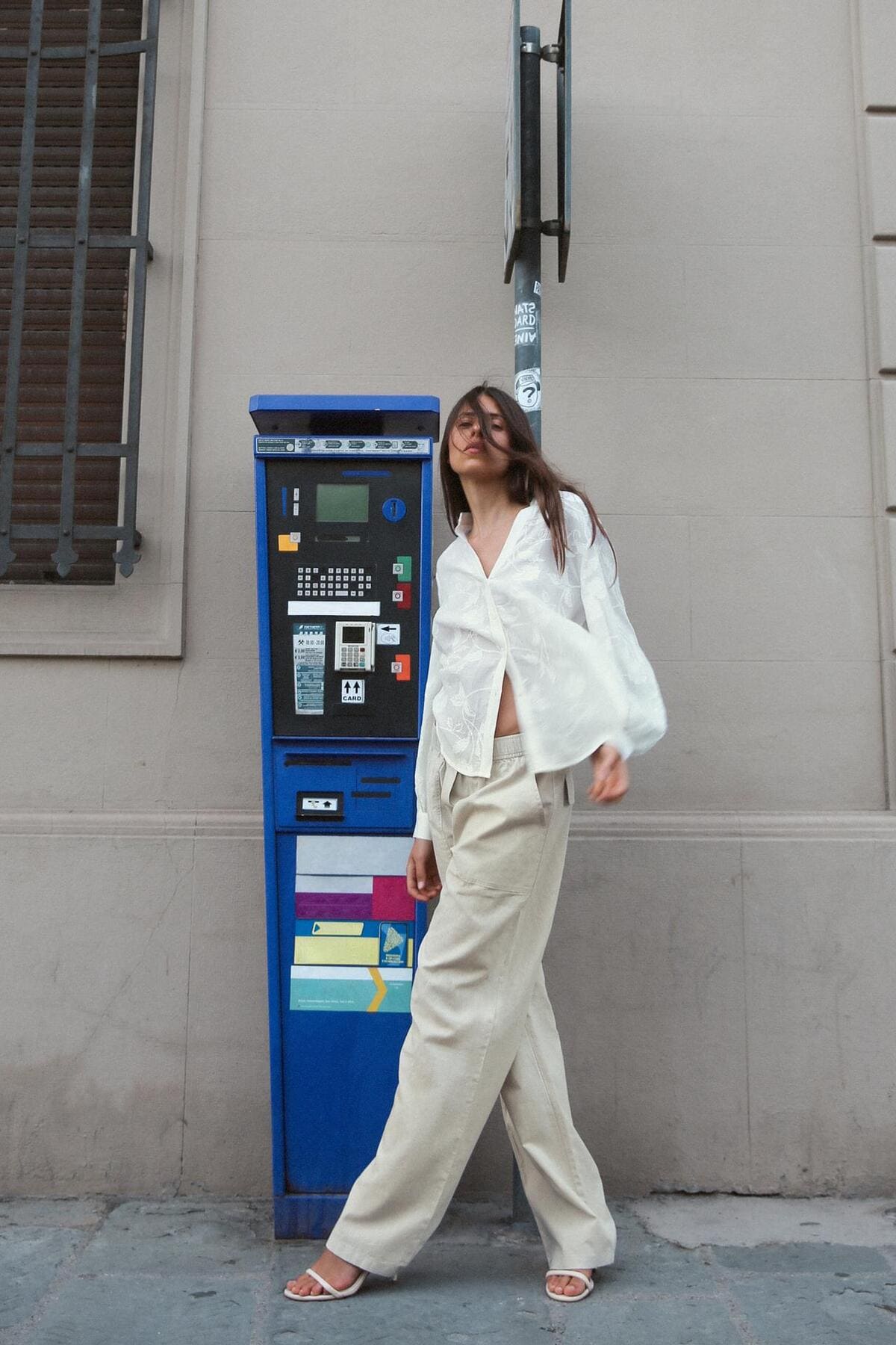 El pantalón ancho con lino de color arena de Zara