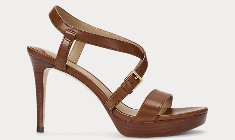 Las sandalias Kerri de piel bruñida en color marrón tostado intenso de Ralph Lauren