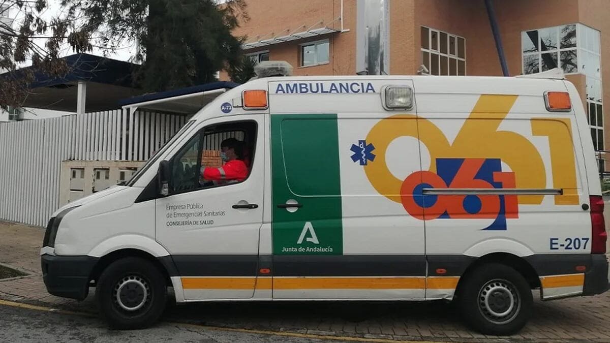 Una ambulancia del 061 se ha trasladado hasta el lugar de los hechos
