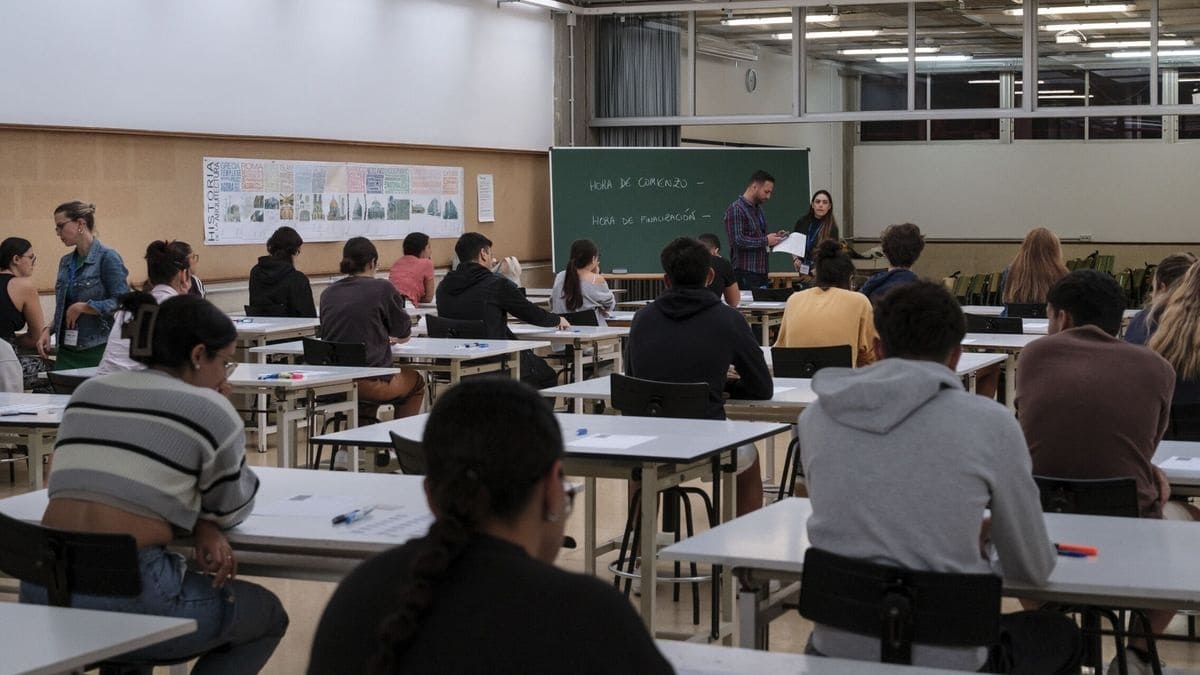 Alumnos reciben clases en un colegio concertado