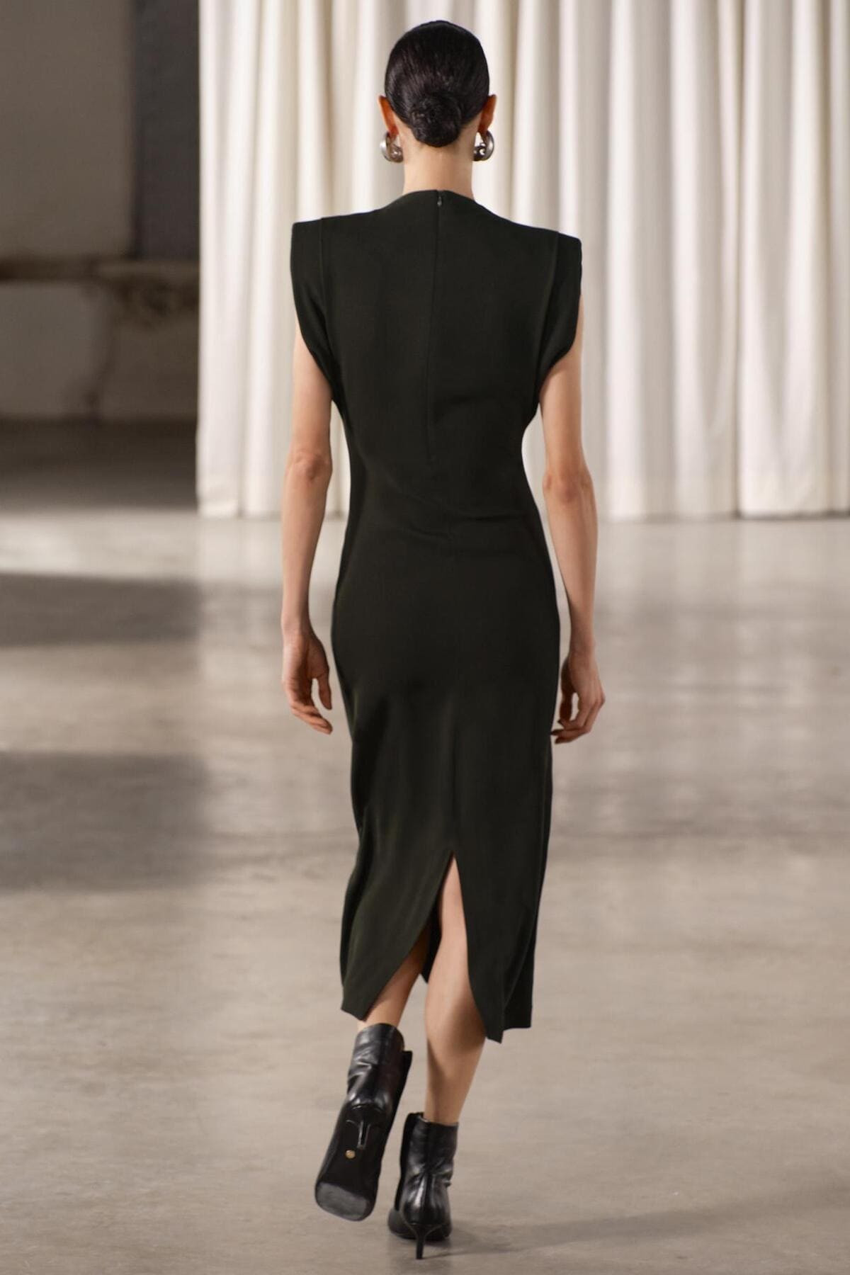 El vestido con hombreras ZW Collection en color negro de Zara