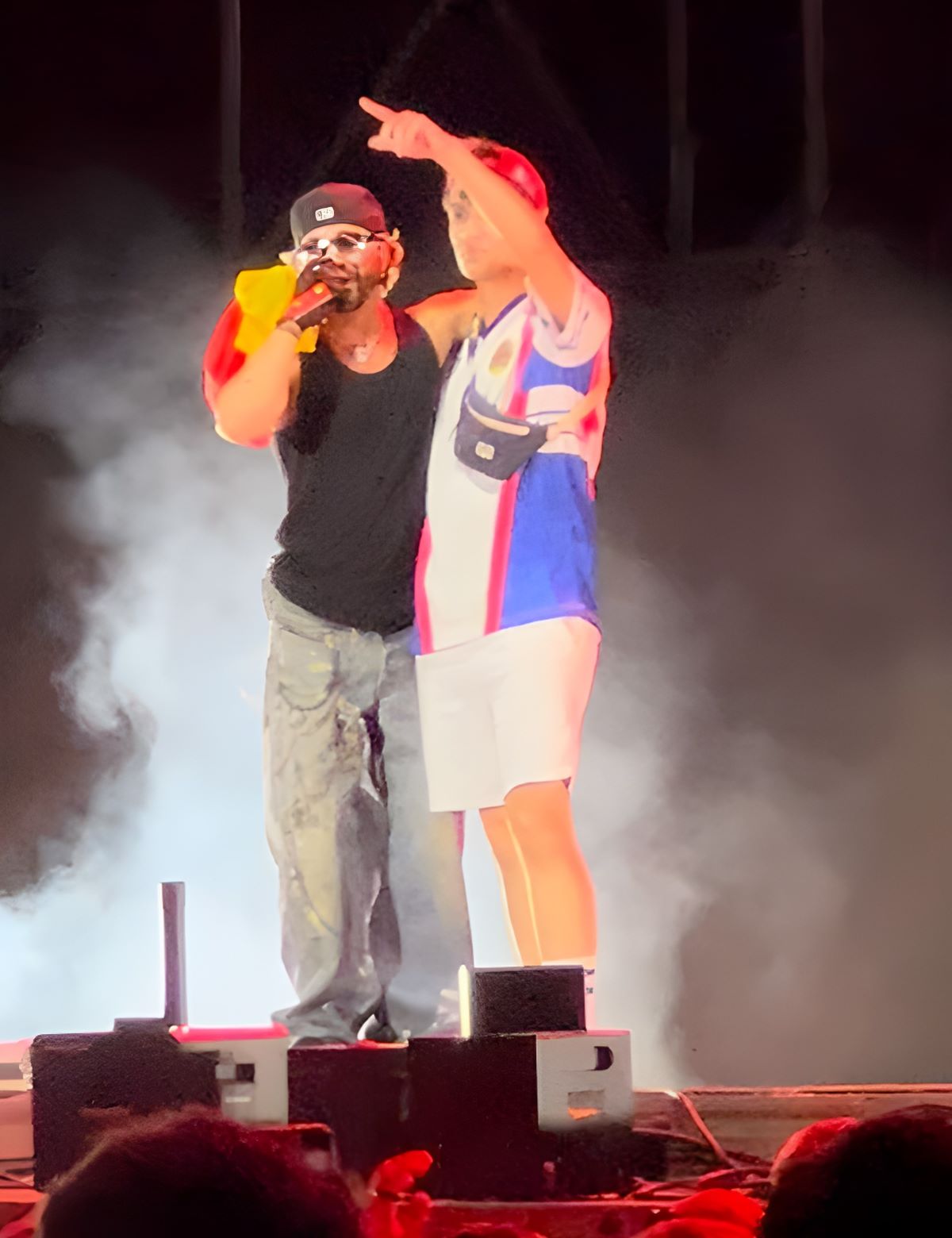 Mora sube a un fan a cantar al escenario del Puro Latino Sevilla Fest 2024 | @LaPaloneta