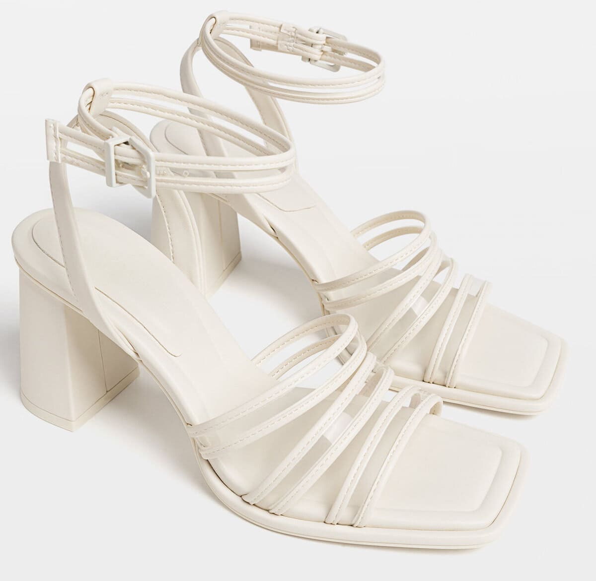 Las sandalias con tacón ancho en color blanco de Stradivarius